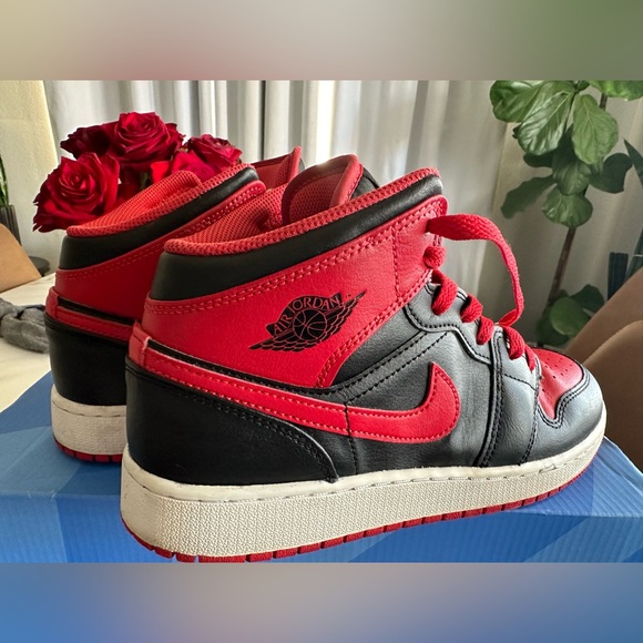 6.5Y Jordan 1's Red/Black - Picture 2 of 7
